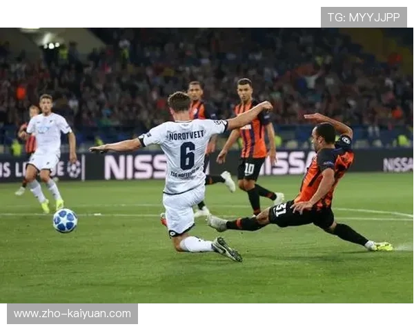 亨克加时赛最后时刻扳平比分,展现顽强斗志与比赛韧性 亨克加时赛最后时刻扳平比分,展现顽强斗志与比赛韧性